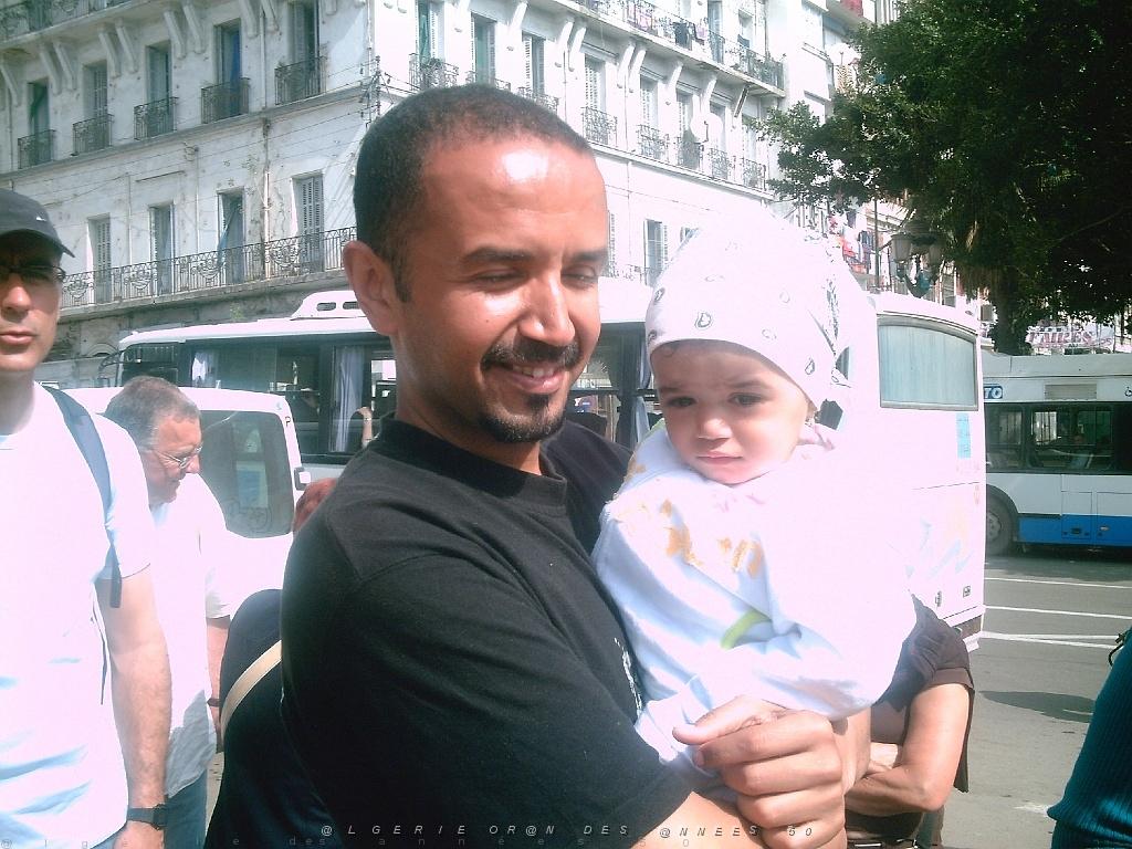 ORAN 04 2007 42 TOUFIC NOTRE SYMPATHIQUE GUIDE ET SA FILLE PLACE D ARMES.JPG